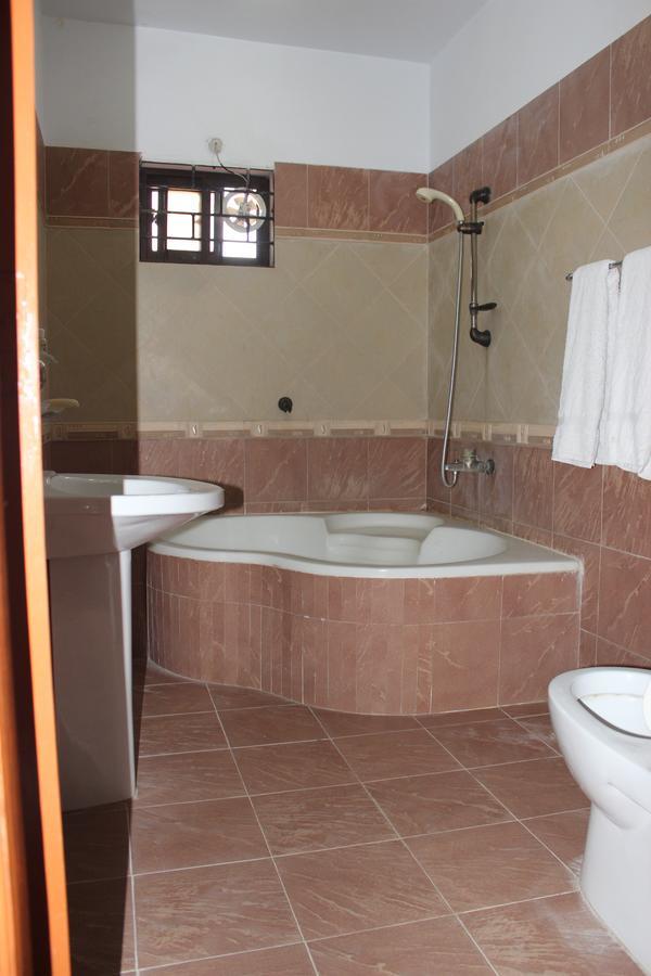 Luxury Inn การาจี ภายนอก รูปภาพ