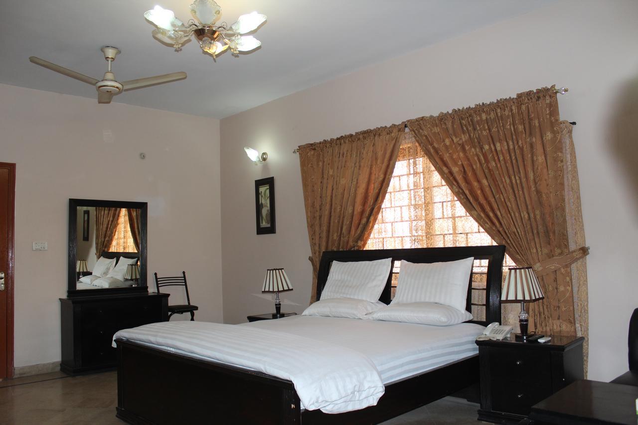 Luxury Inn การาจี ภายนอก รูปภาพ
