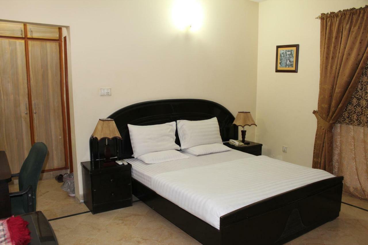 Luxury Inn การาจี ภายนอก รูปภาพ
