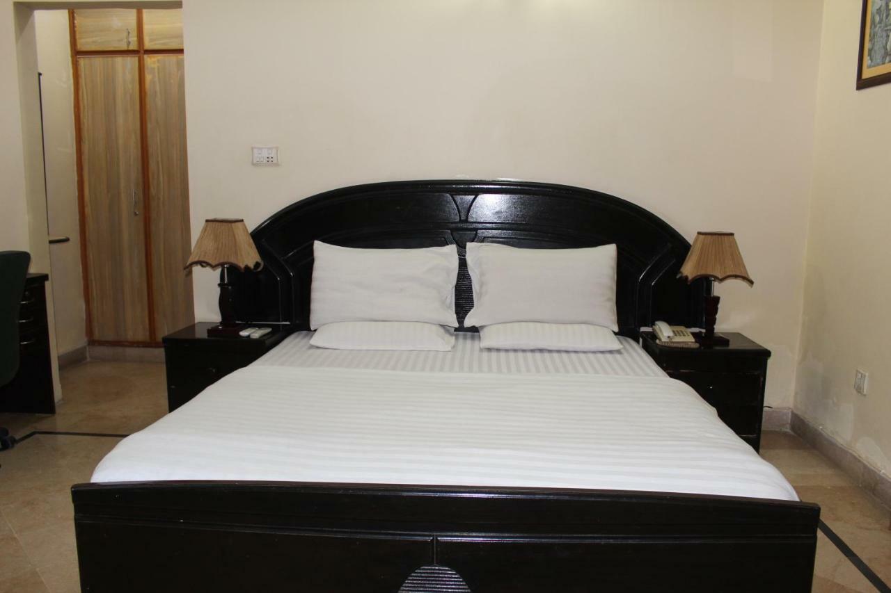 Luxury Inn การาจี ภายนอก รูปภาพ