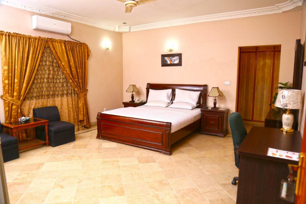 Luxury Inn การาจี ภายนอก รูปภาพ