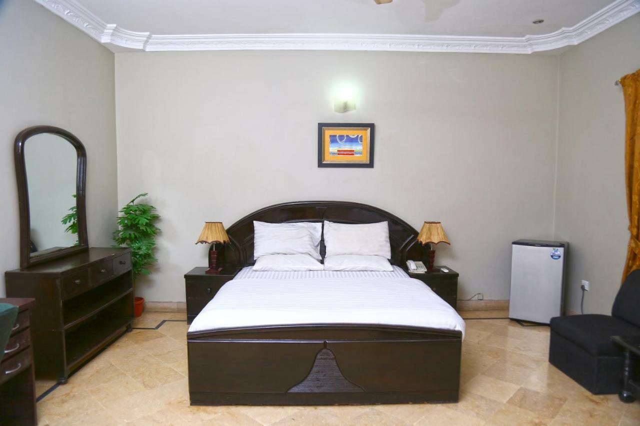 Luxury Inn การาจี ภายนอก รูปภาพ