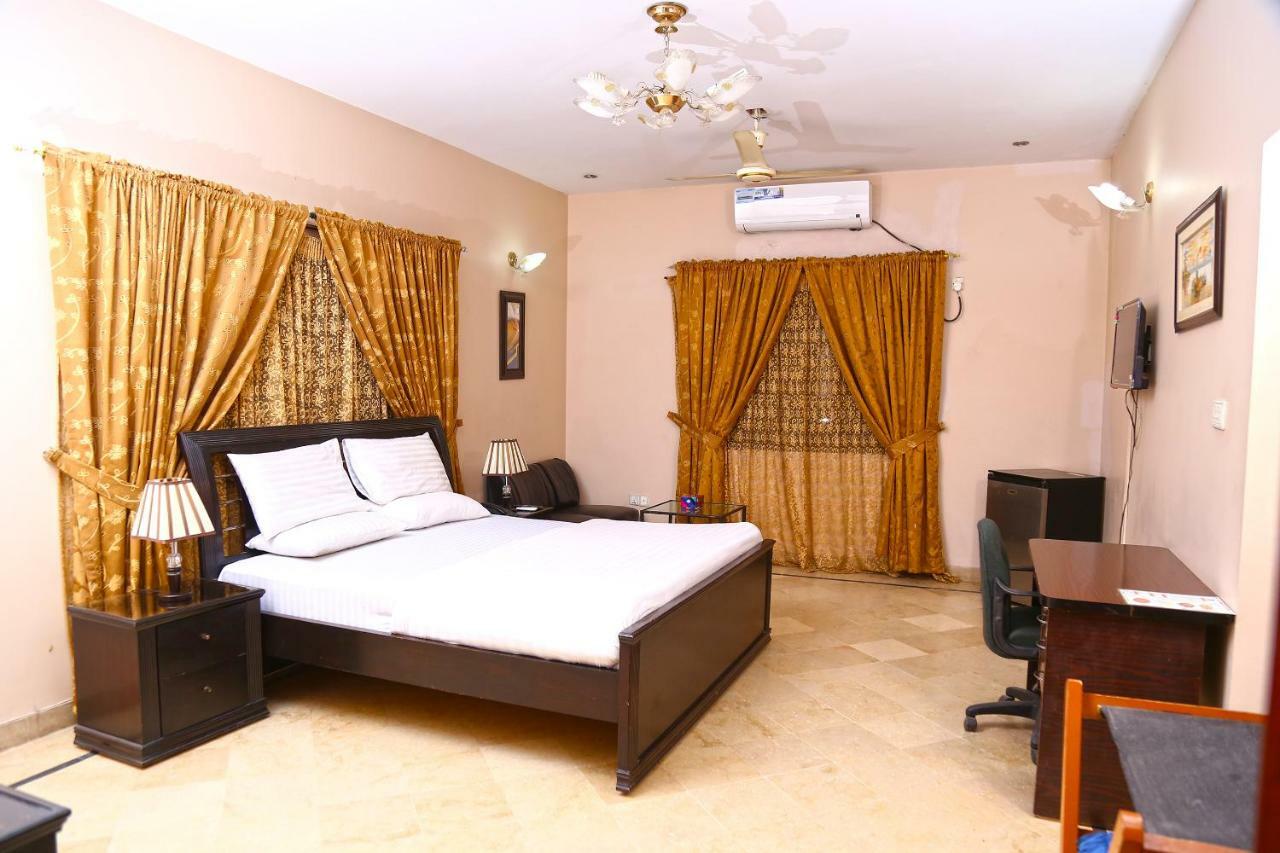 Luxury Inn การาจี ภายนอก รูปภาพ