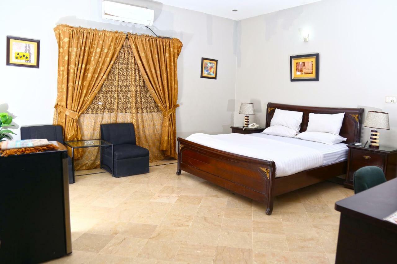 Luxury Inn การาจี ภายนอก รูปภาพ
